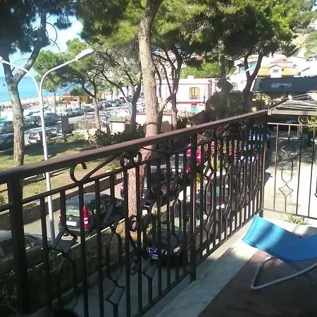 A Un Passo Dal Mare Apartment *